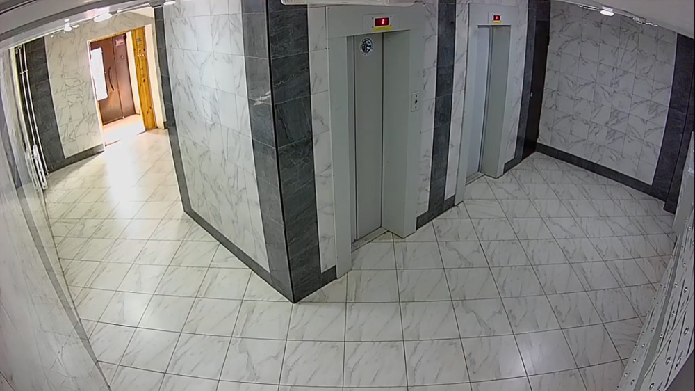 Площадка перед квартирой под наблюдением